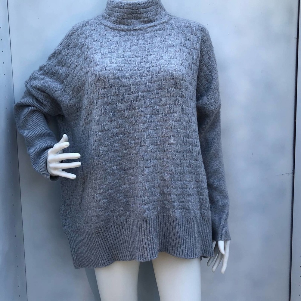 NWOT Vince Camuto Gray Sweater Size M